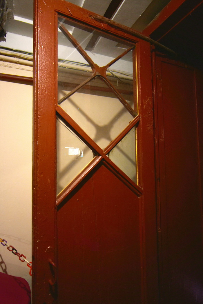 Дверь с фигурной расстекловкой во флигеле по адресу Большая Монетная, д. 18. Фото 2020